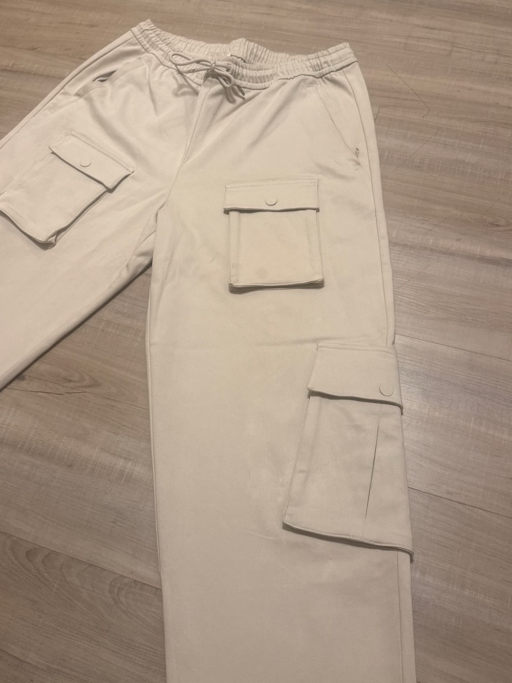 ALO Yoga Men's Cream Cargo Pants with Utility Pockets-M - Picture 3 of 6